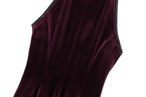 Detailansicht des dunkelvioletten Samtstoffs mit Neckholder-Ausschnitt und weicher Textur