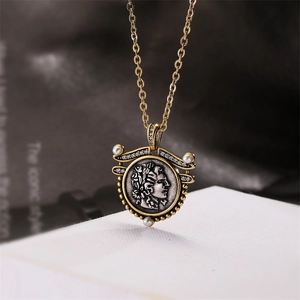 Détail macro d'un pendentif pièce romaine vintage avec perles et cristaux brillants