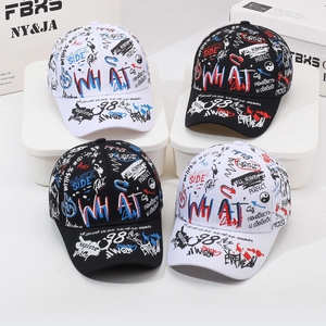 Casquette de baseball style graffiti urbain noir et blanc avec typographie tendance