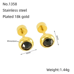 Détail de clous en acier inoxydable plaqué or 18k avec strass noirs et dimensions 6mm