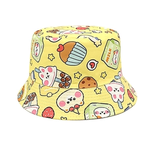 Dettaglio cappello alla pescatora giallo con stampe di latte e cupcake per bambini