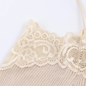 Eleganteres beiges Damen-Strickoberteil mit feinen floralen Spitzenbesatz-Details