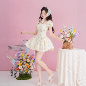 Blumiges Puffärmelkleid mit Taillenband und Spitze im süßen Landhausstil