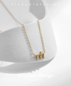 Macro du collier en argent S925 doré avec pendentif chiffre 777 porte-bonheur et zircon