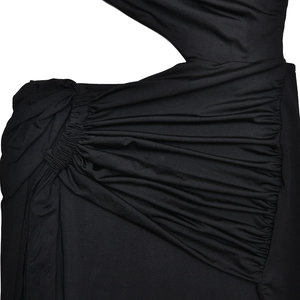 Vue détaillée de la taille froncée noire et de la découpe latérale de la robe