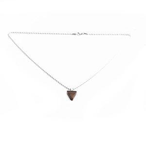 Collier avec pendentif triangle en œil de tigre et chaîne torsadée argentée sur fond blanc