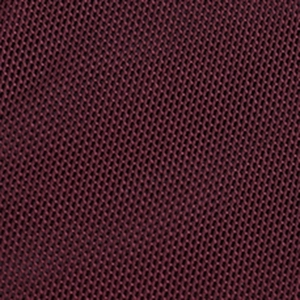Vue macro de la texture du tissu en maille rouge vin sur le haut à manches courtes