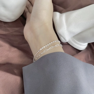 Détail du bracelet multicouche en argent 925 avec perles et chaîne trombone