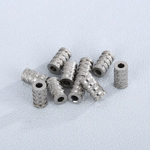 Perles cylindriques en acier poli avec texture taillée en diamant et centres creux