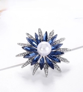 Dettaglio spilla a girasole argento con pietre marquise blu e perla centrale