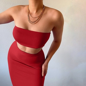 Détail de l'ensemble rouge ajusté avec haut bustier et jupe longue moulante sexy