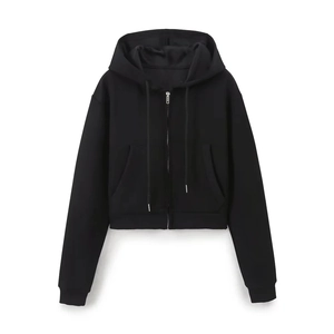 Detailopname van zwarte korte hoodie met rits, kangoeroezakken en geribd katoenen breisel