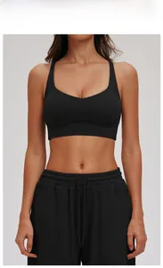 Vooraanzicht van zwarte halter yoga-beha en sportlegging met trekkoord op een model