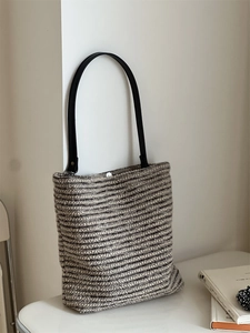 Détail du cabas rayé gris avec fermeture magnétique argentée et bandoulière en cuir