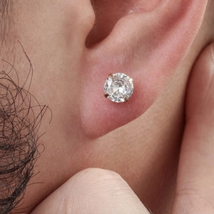 Classic 4-claw gold plated stainless steel ear stud with round cubic zirconia on model