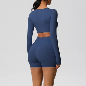 Achteraanzicht van de marineblauwe yogaset met crop top met lange mouwen en korte broek