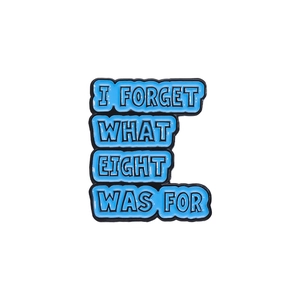 Pin's en émail bleu avec inscription 'I FORGET WHAT EIGHT WAS FOR' pour accessoires
