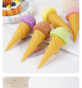 Detailansicht bunter PU-Eiswaffel-Modelle mit realistischer Waffelstruktur und Farben