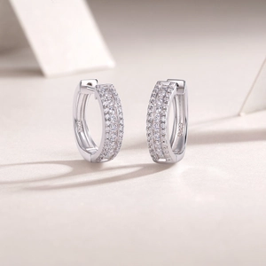 Gros plan du poinçon S925 et du pavage en zircon blanc sur boucles d'oreilles en argent