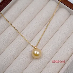 Dettaglio di una collana con perla dorata da 12mm e catena sottile placcata oro 18K