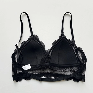 Bralette triangle en dentelle noire sans armatures avec bretelles fines et détails ajourés