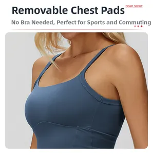 Dettaglio di reggiseno sportivo blu navy con spalline sottili e imbottitura rimovibile