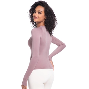 Dettaglio del top sportivo a maniche lunghe slim viola morandi con trama in maglia senza cuciture
