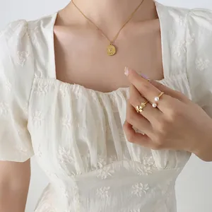 Französische Vintage-Goldhalskette mit Rosenrelief und Set aus Perlen-Blumenringen für Damen