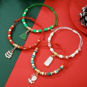 Détail de bracelets de Noël faits main avec breloques festives et cordons tressés