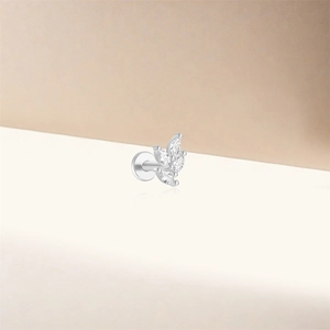 Détail d'un clou d'oreille feuille en argent 925 avec zircons marquise brillants