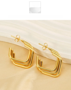 Vue macro des boucles d'oreilles carrées géométriques triple couche plaquées or 18 carats