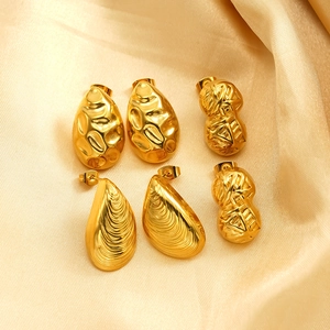 18k gold plated stainless steel hammer texture earring set on champagne silk background