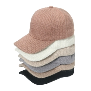 Détail montrant les différentes couleurs de casquettes de baseball en tricot peluche