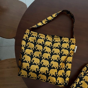 Sac fourre-tout noir rétro avec motif d'éléphant doré en jacquard et large bandoulière