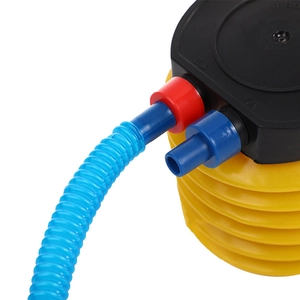 Dettaglio di una pompa manuale a pedale con soffietto giallo e tubo blu per i palloncini