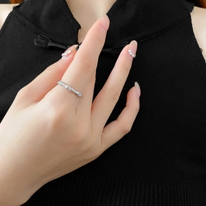 Détail d'une bague en argent motif bambou avec zircon porté par un mannequin
