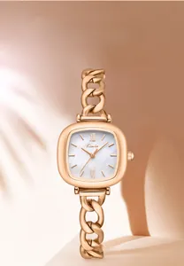Détail du cadran carré en nacre et du bracelet chaîne en or rose sur une montre pour femme