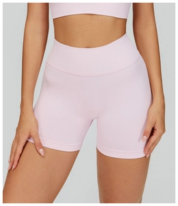 Gros plan sur la taille en V nervurée du short de yoga en tricot sans couture rose clair
