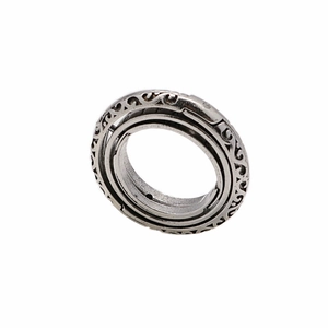 Makro-Detail des silbernen Astronomie-Rings mit klassischen gravierten Himmelsmustern