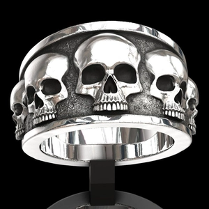 Details des silbernen Punk-Rings mit Relief-Totenkopf-Gravuren und Vintage-Finish