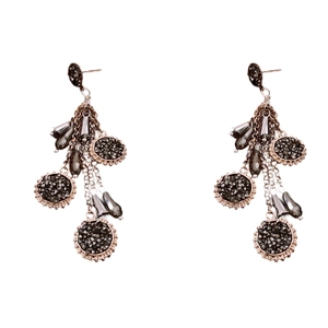 Boucles d'oreilles ethniques avec cristaux foncés et longues pampilles sur fond blanc