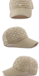 Dettaglio del cappello da baseball beige lavorato a maglia con texture a rete e glitter