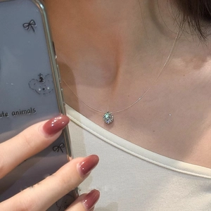 Primo piano della collana in filo di nylon invisibile con pendente in zircone tondo lucido