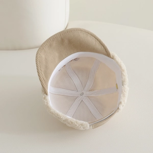 Détail du bonnet d'hiver pour bébé montrant la doublure polaire et le bord en velours