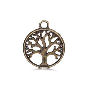 Dettaglio ravvicinato del ciondolo Albero della Vita in bronzo antico con metallo traforato