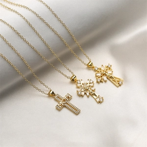 Collana Con Pendente a Croce d'Oro Rame Zircone Gesù Crocifisso MOM Cuore Cavo Gioielli Religiosi Moda Regalo Madre Per Donna