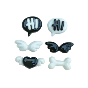 Set aus schwarz-weißen Harz-Anhängern mit Herzflügeln und Knochen für DIY-Handwerk