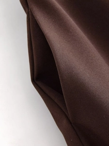Dettaglio macro delle cuciture delle tasche e della trama del tessuto dei pantaloni marroni