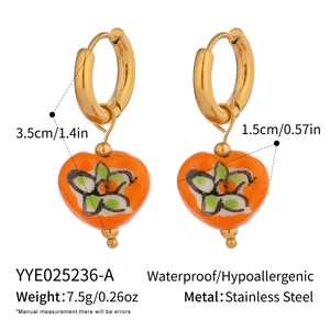 Vue détaillée des boucles d'oreilles fleur en forme de cœur avec dimensions