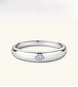 Close-up of S925 silver ring featuring a princess cut diamond and hallmark engraving